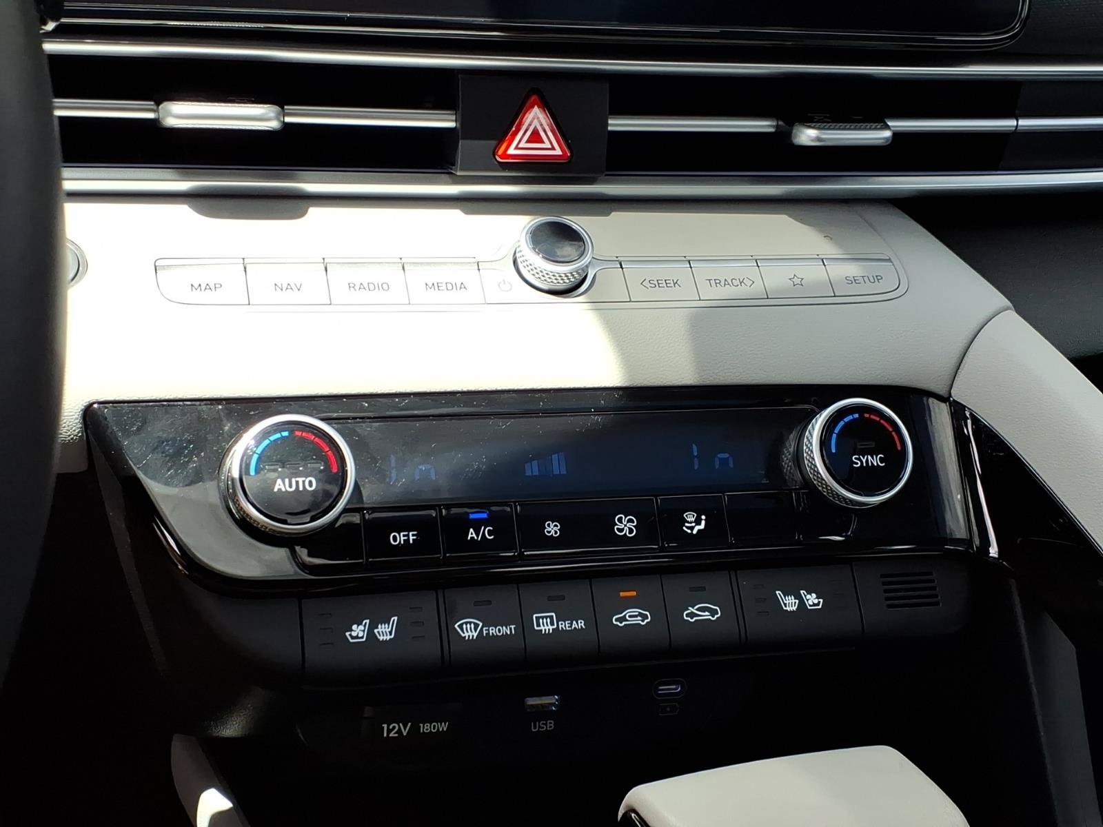 New 2025 Hyundai Elantra Limited FWD image 17
