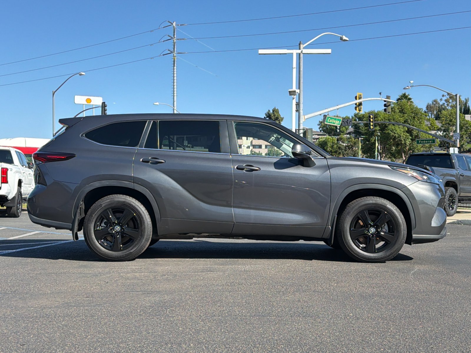 Used 2025 Toyota Highlander LE AWD/4WD image 6