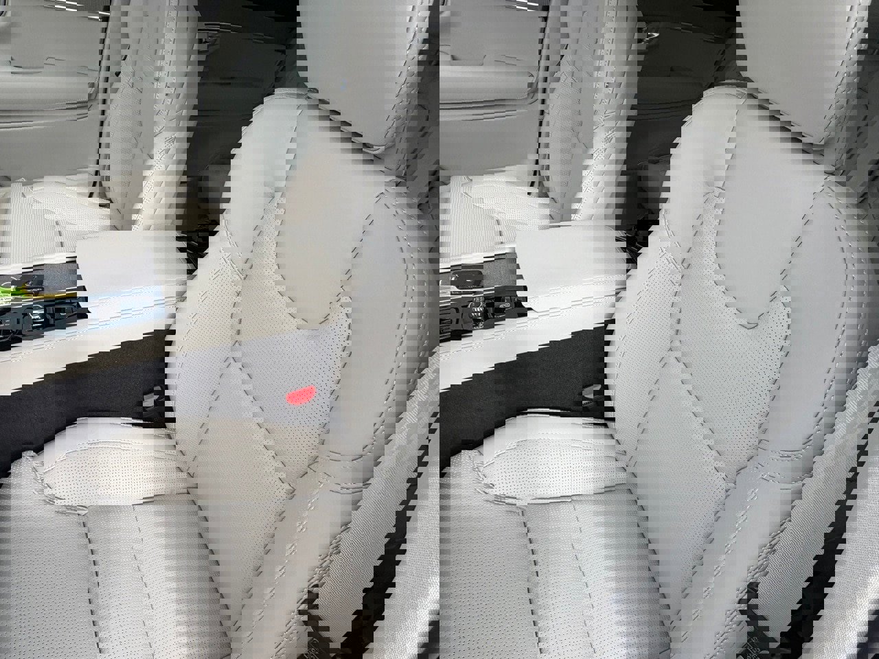 New 2026 Volvo XC90 B6 Ultra w/ Protection Package image 16