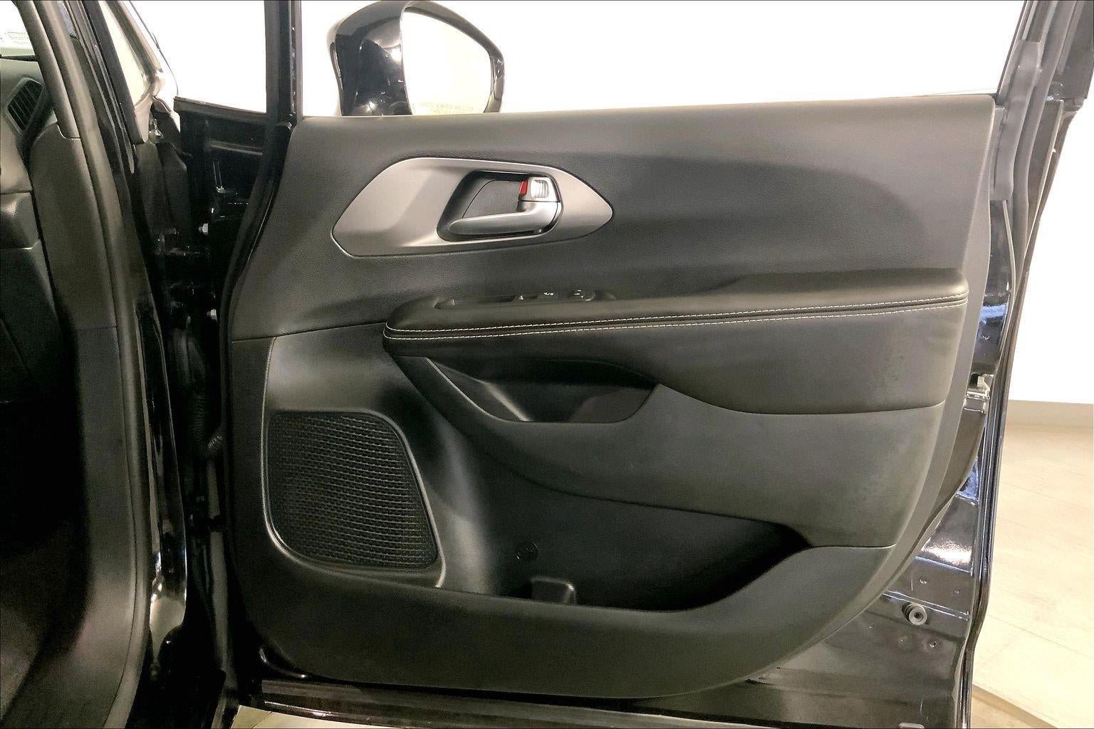 Used 2026 Chrysler Pacifica Select FWD image 26