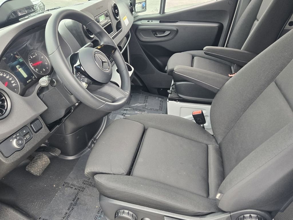 Used 2025 Mercedes-Benz Sprinter 2500 image 10