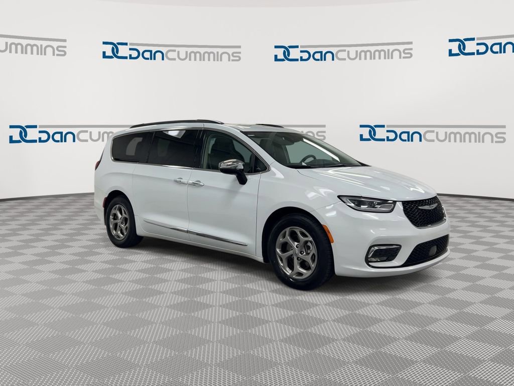 Used 2023 Chrysler Pacifica Limited FWD image 2
