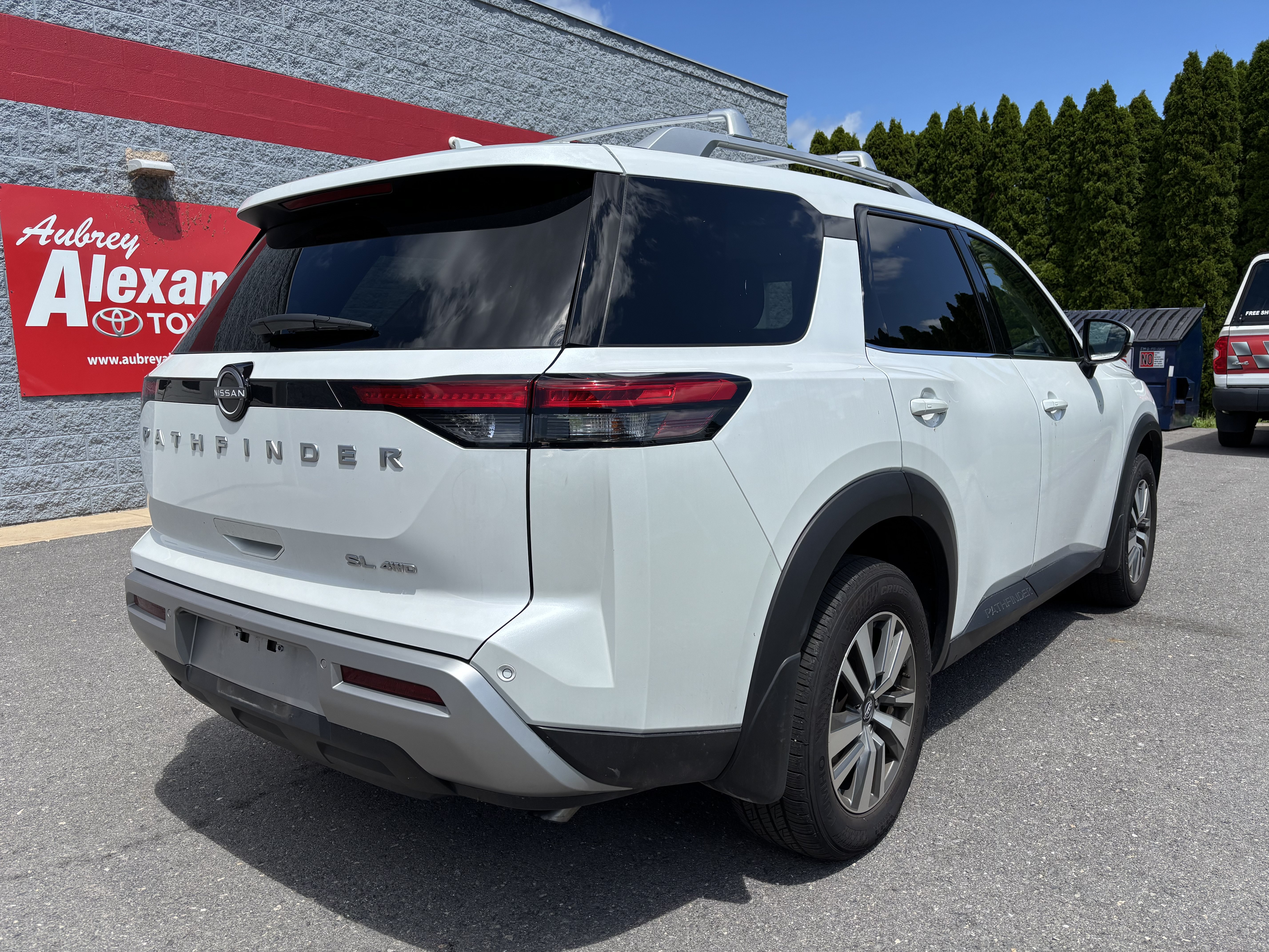 Used 2025 Nissan Pathfinder SL AWD/4WD image 3