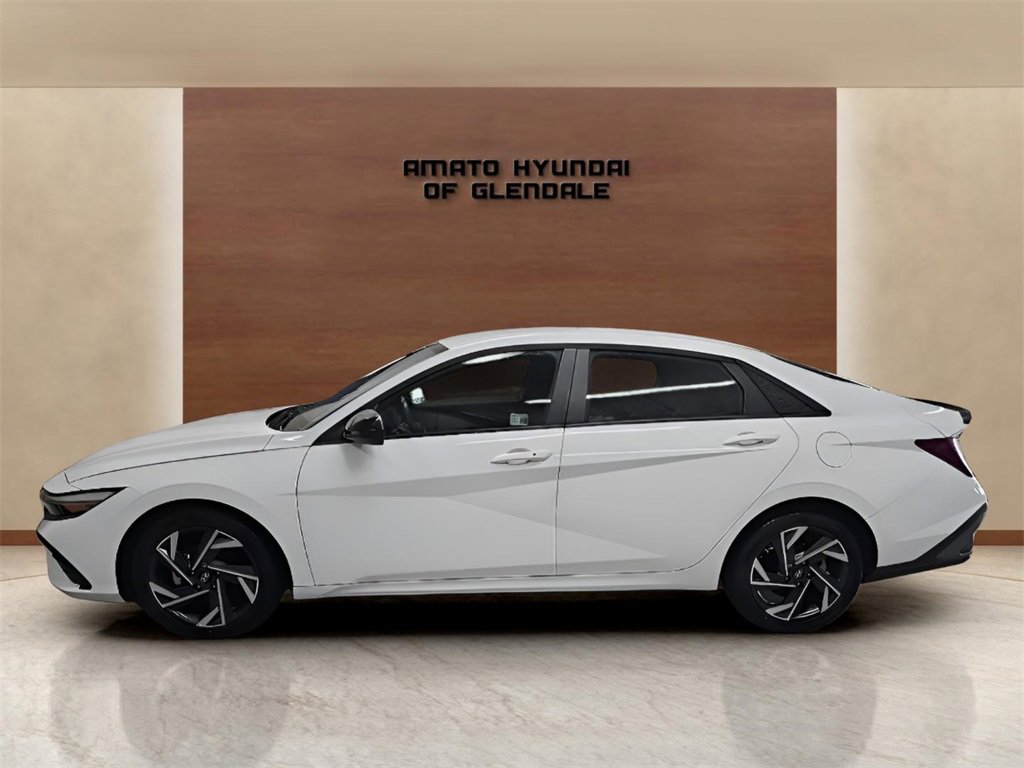 Used 2025 Hyundai Elantra Sport image 3