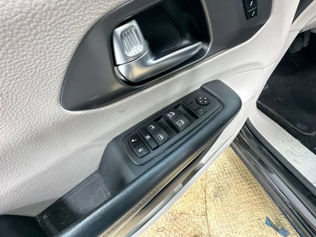 Used 2024 Chrysler Pacifica Limited FWD image 16