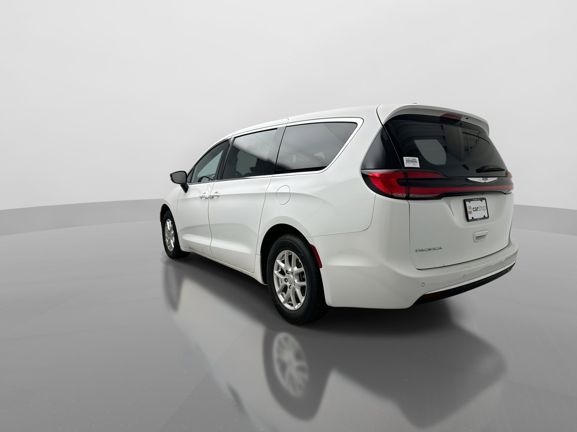 Used 2025 Chrysler Pacifica Select image 3