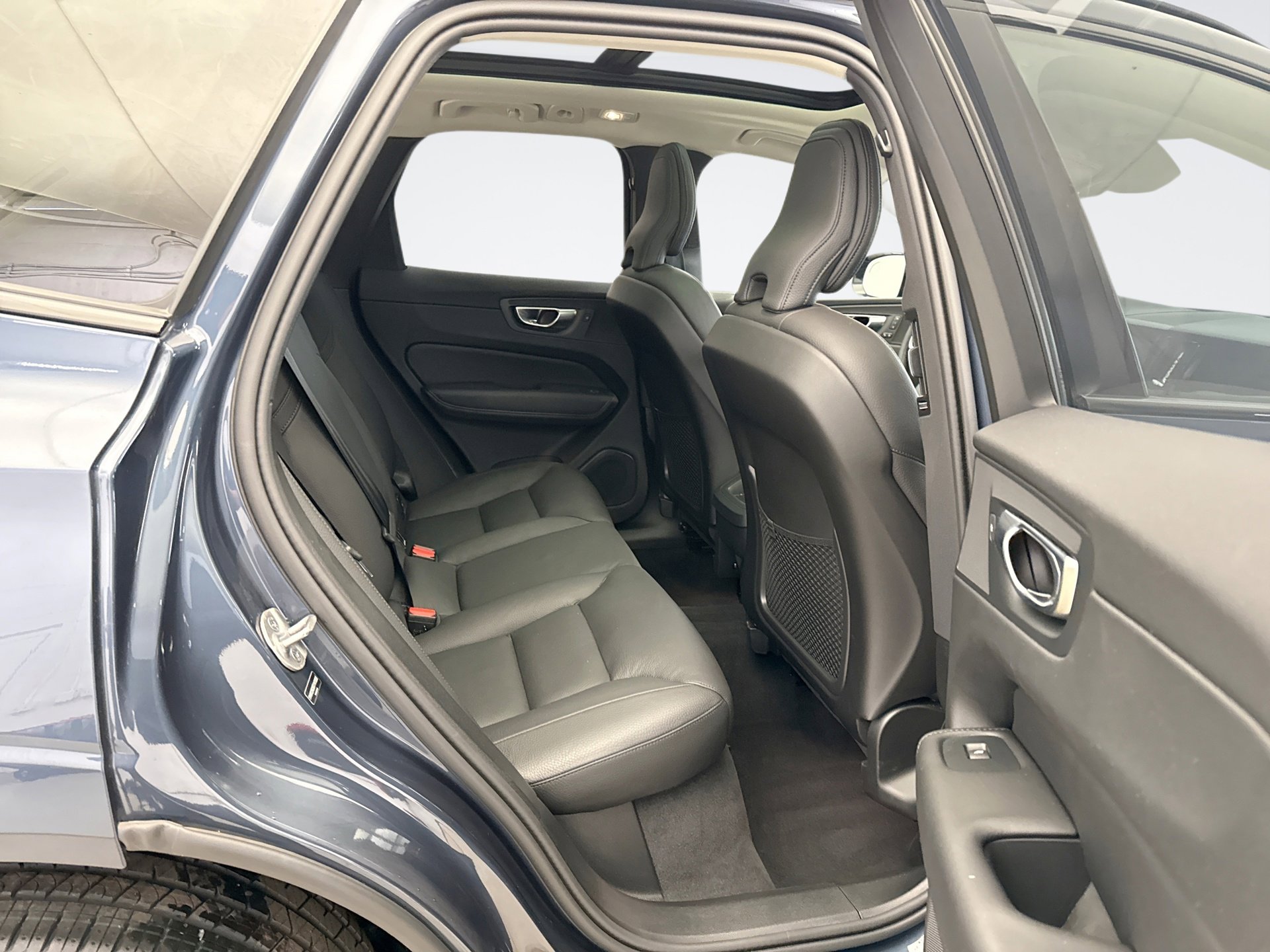 Used 2025 Volvo XC60 B5 Plus AWD/4WD image 18