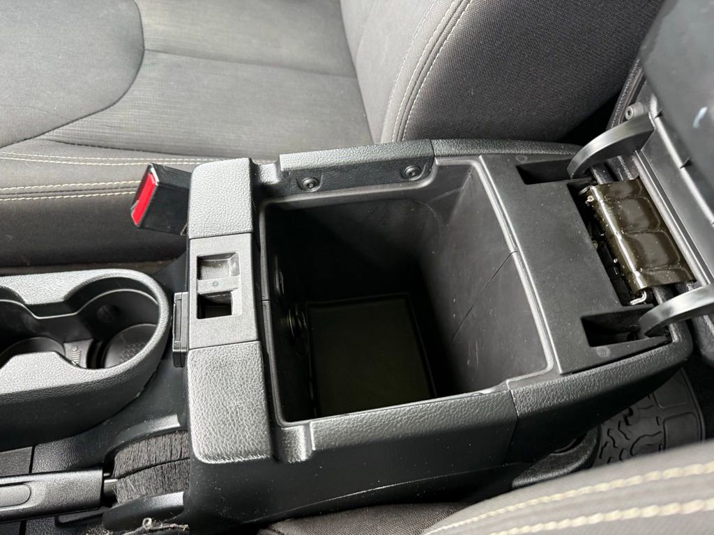 Used 2016 Jeep Wrangler Unlimited Rubicon w/ Connectivity Group image 17