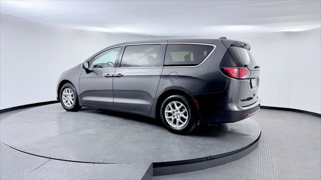 Used 2017 Chrysler Pacifica Touring image 6