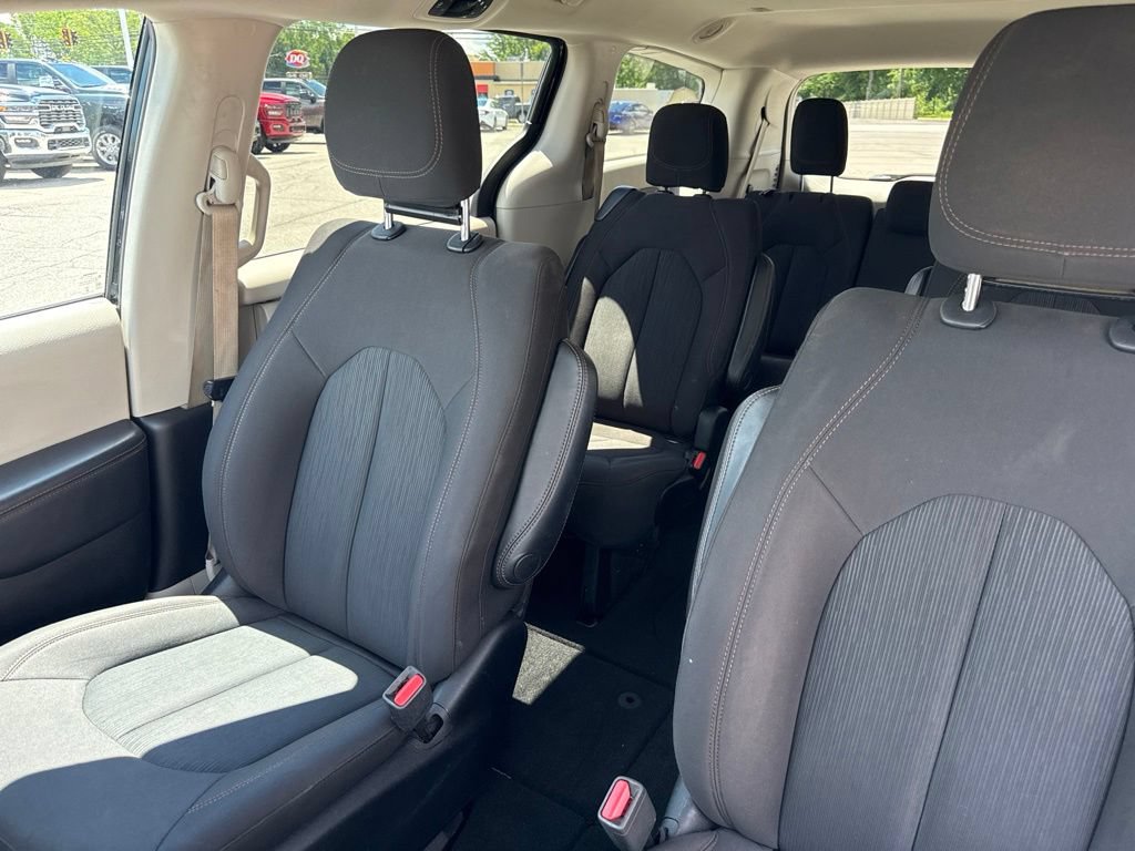 Used 2017 Chrysler Pacifica Touring FWD image 39