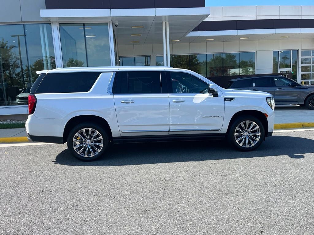 Used 2021 GMC Yukon XL Denali w/ Denali Premium Package AWD/4WD image 9