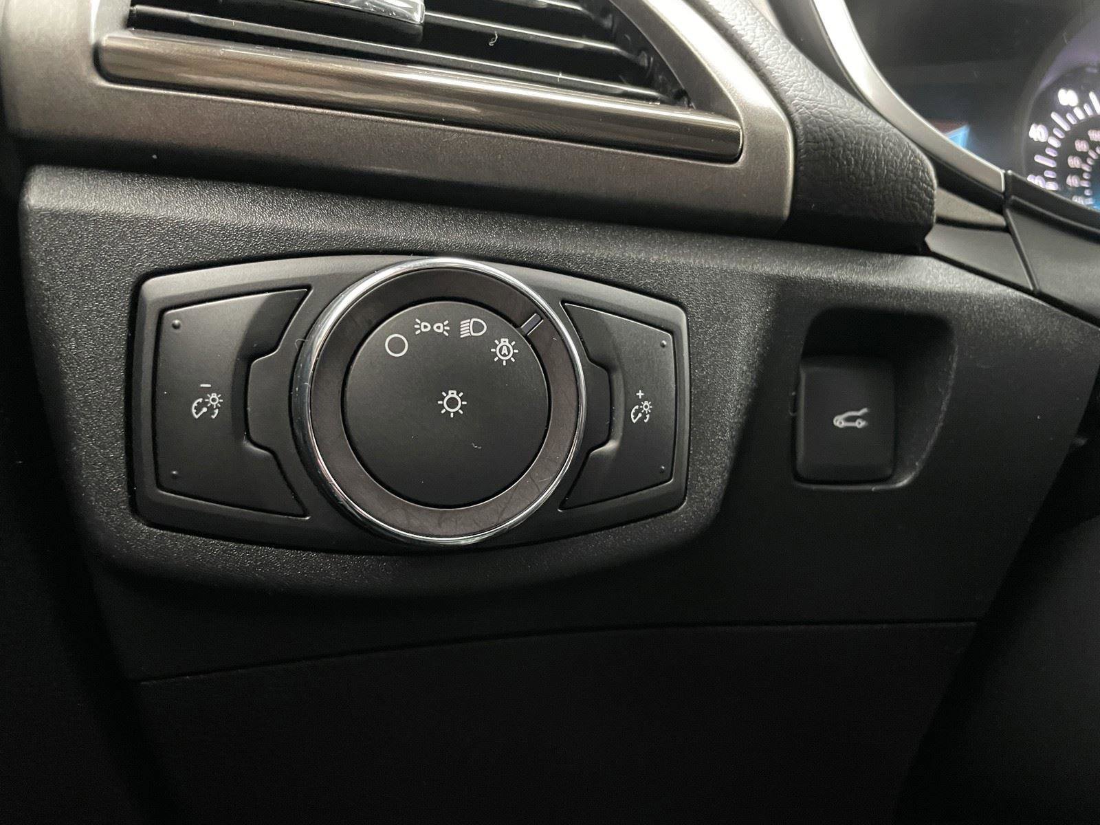 Used 2019 Ford Fusion SEL FWD image 29