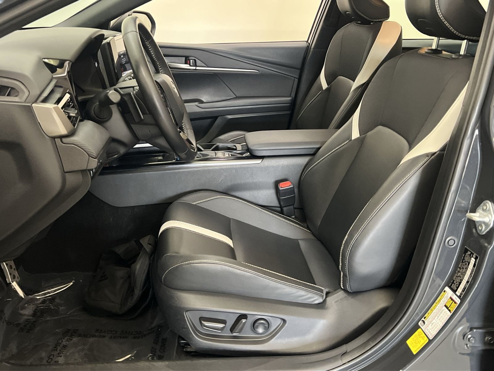 Used 2025 Toyota Camry SE FWD image 12