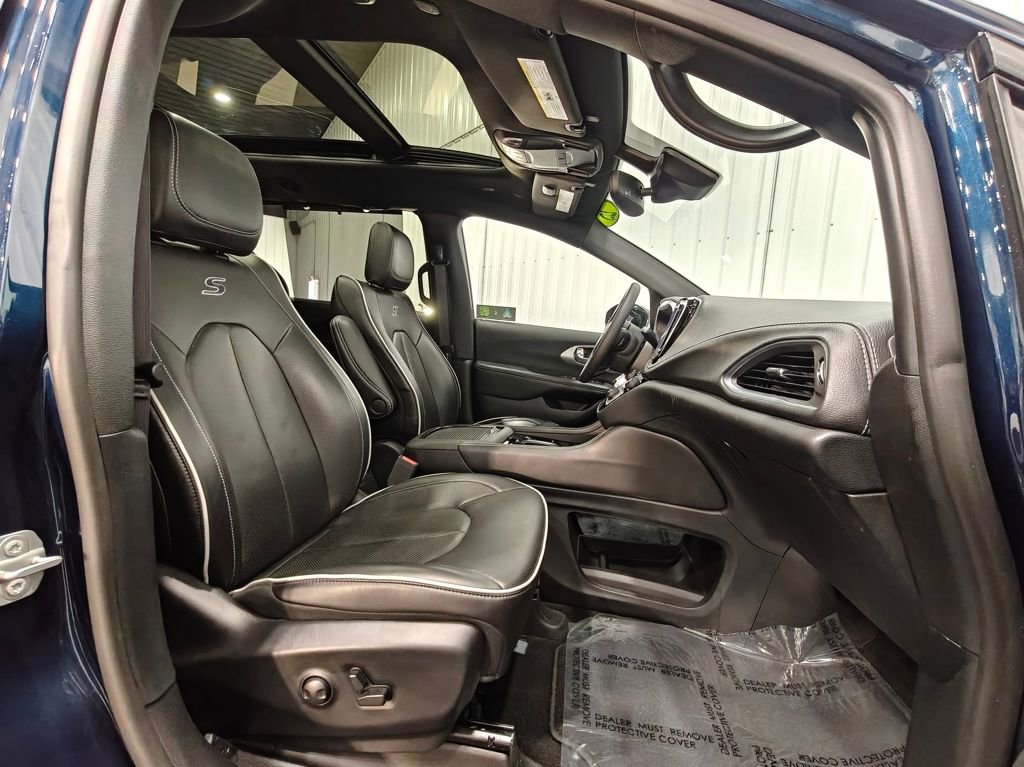 Used 2025 Chrysler Pacifica Limited image 28