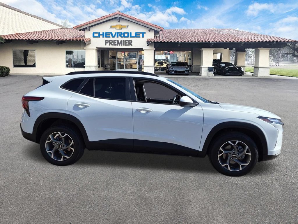 Used 2025 Chevrolet Trax LT FWD image 9
