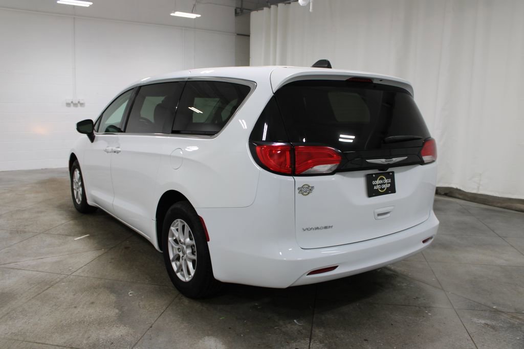 Used 2023 Chrysler Voyager LX image 7