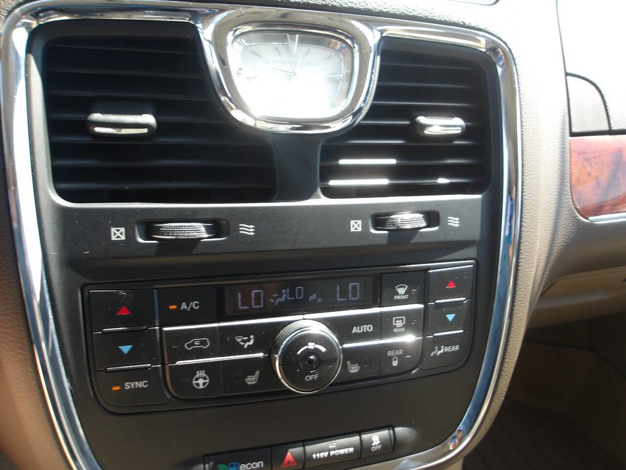 Used 2015 Chrysler Town & Country Touring-L w/ Driver Convenience Group image 18