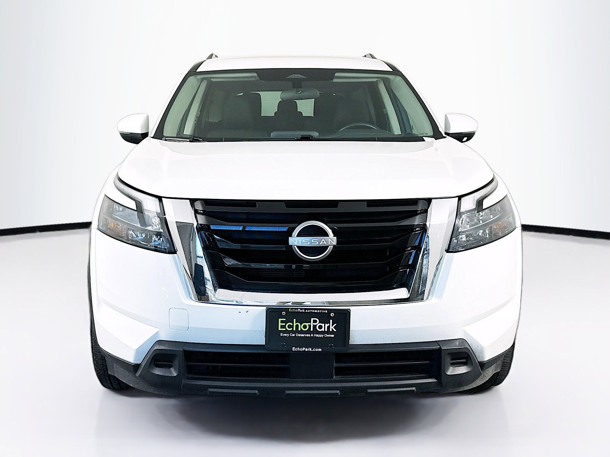 Used 2025 Nissan Pathfinder SV image 2