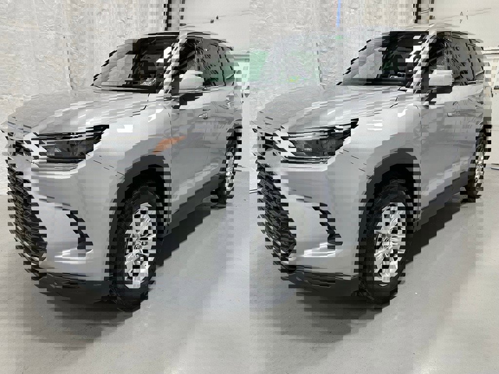 Used 2025 Toyota Grand Highlander AWD image 3