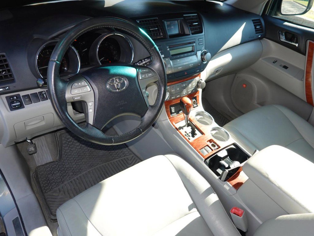 Used 2010 Toyota Highlander Limited image 18