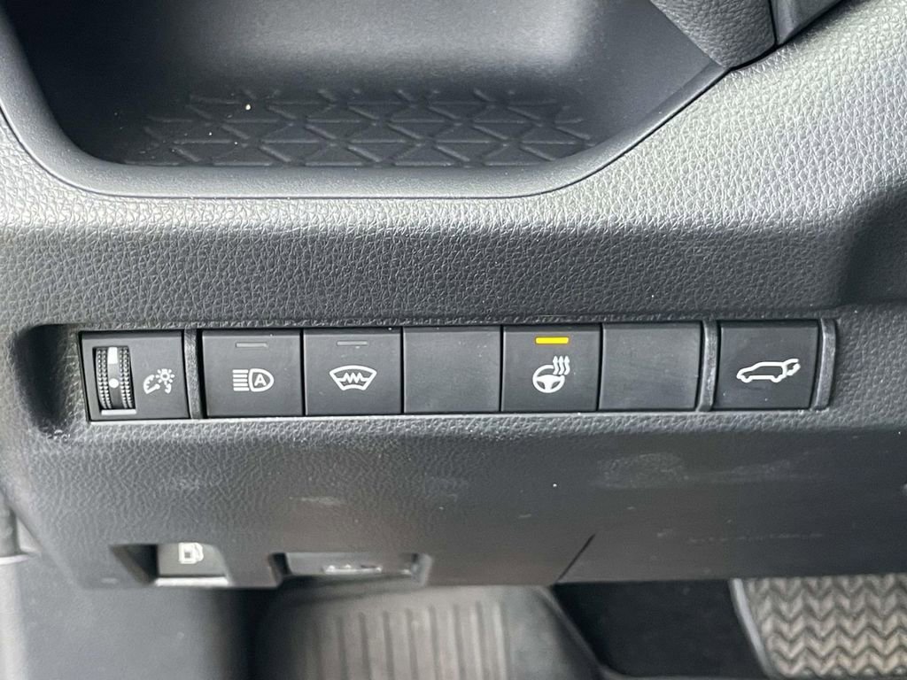 Used 2023 Toyota RAV4 SE image 18