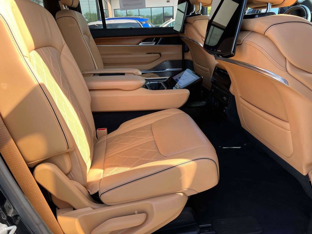 Used 2022 Jeep Grand Wagoneer Series III w/ Rear-Seat Entertainment Group AWD/4WD image 12