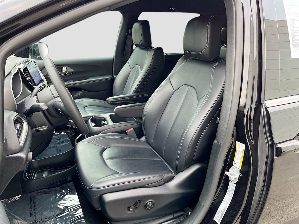 Used 2025 Chrysler Pacifica Select image 15