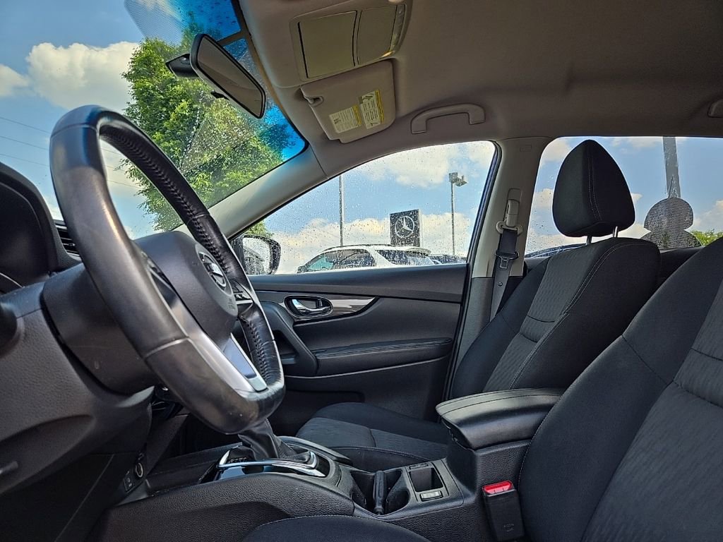 Used 2017 Nissan Rogue SV AWD/4WD image 32