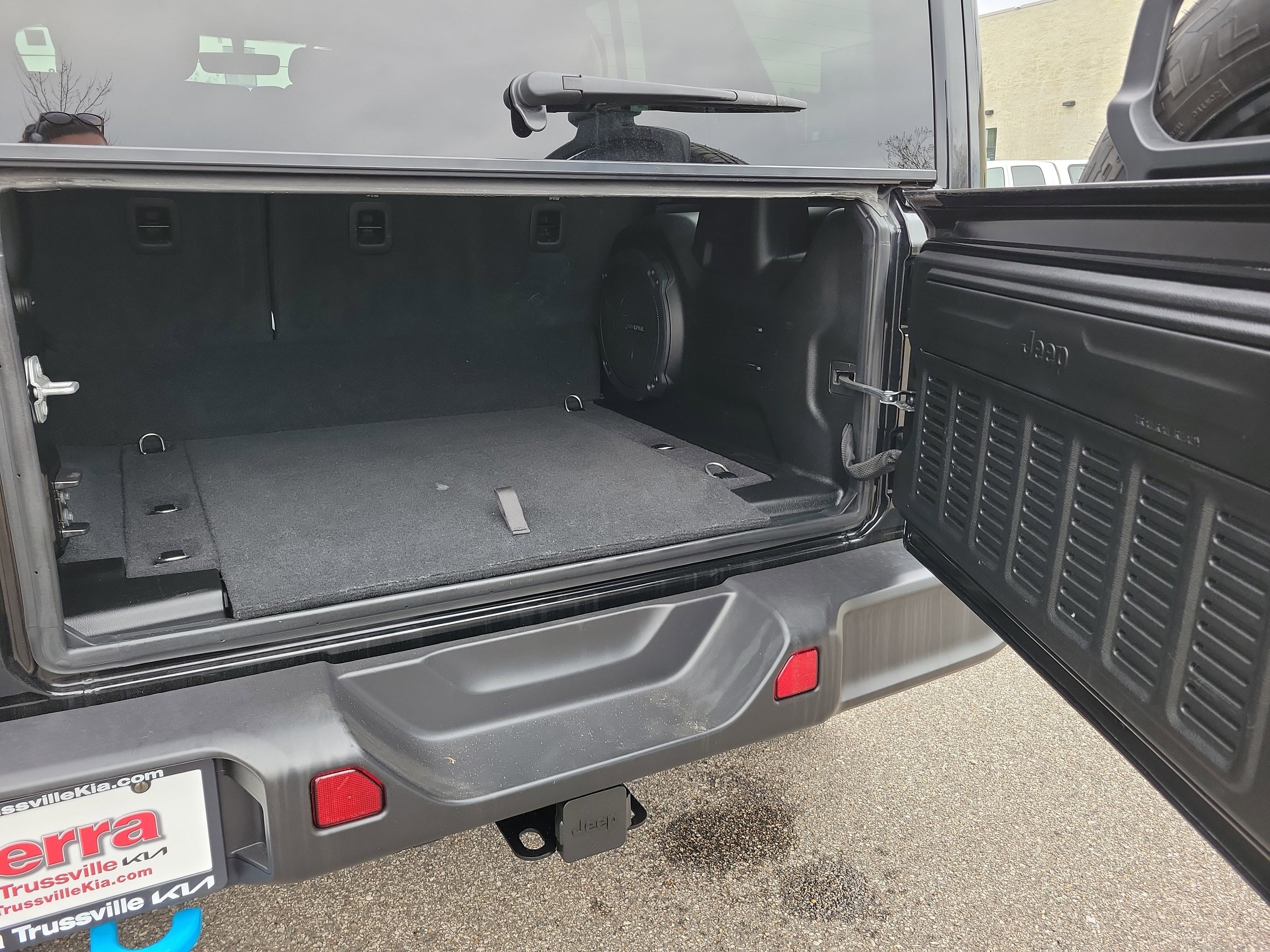 Used 2022 Jeep Wrangler Unlimited Sahara w/ Cold Weather Group image 29