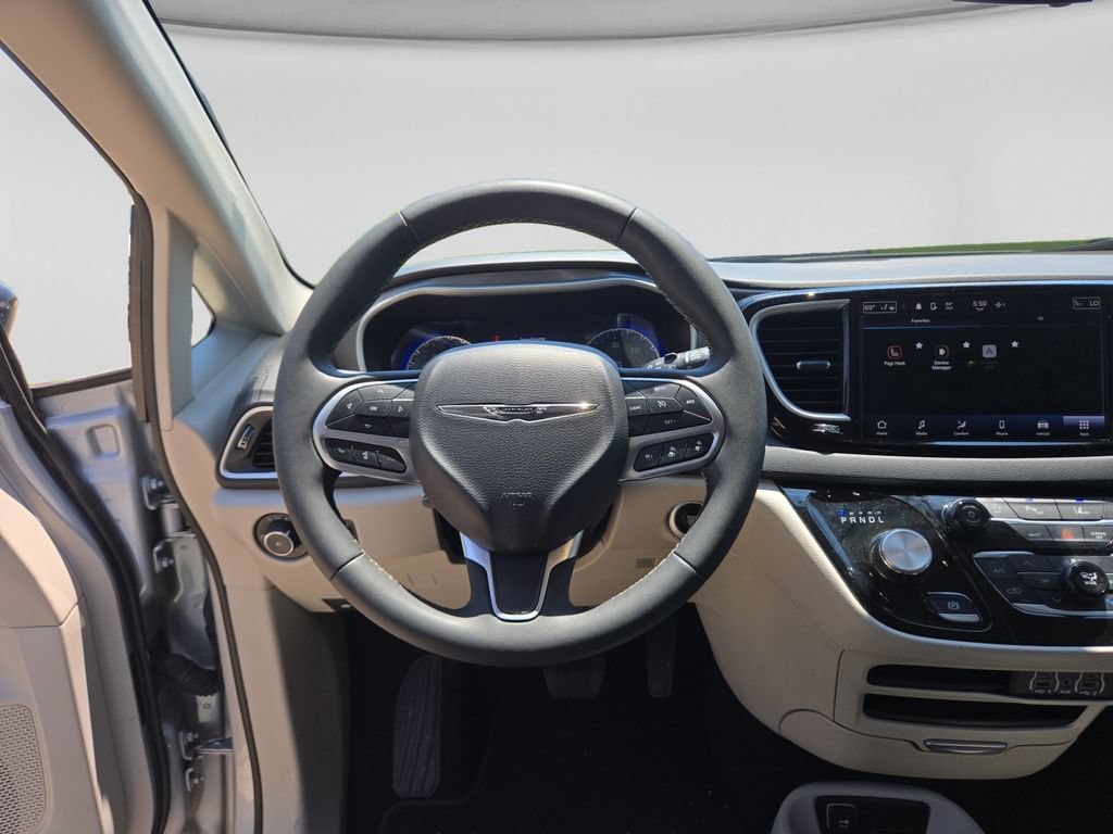 Used 2024 Chrysler Pacifica Touring-L FWD image 16
