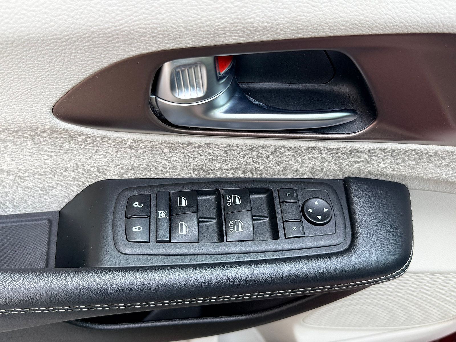 Used 2023 Chrysler Voyager LX FWD image 21