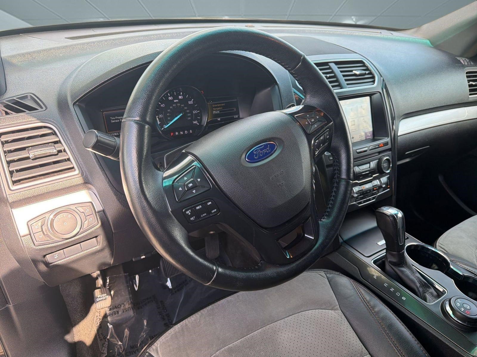 Used 2017 Ford Explorer XLT w/ Equipment Group 202A AWD/4WD image 4
