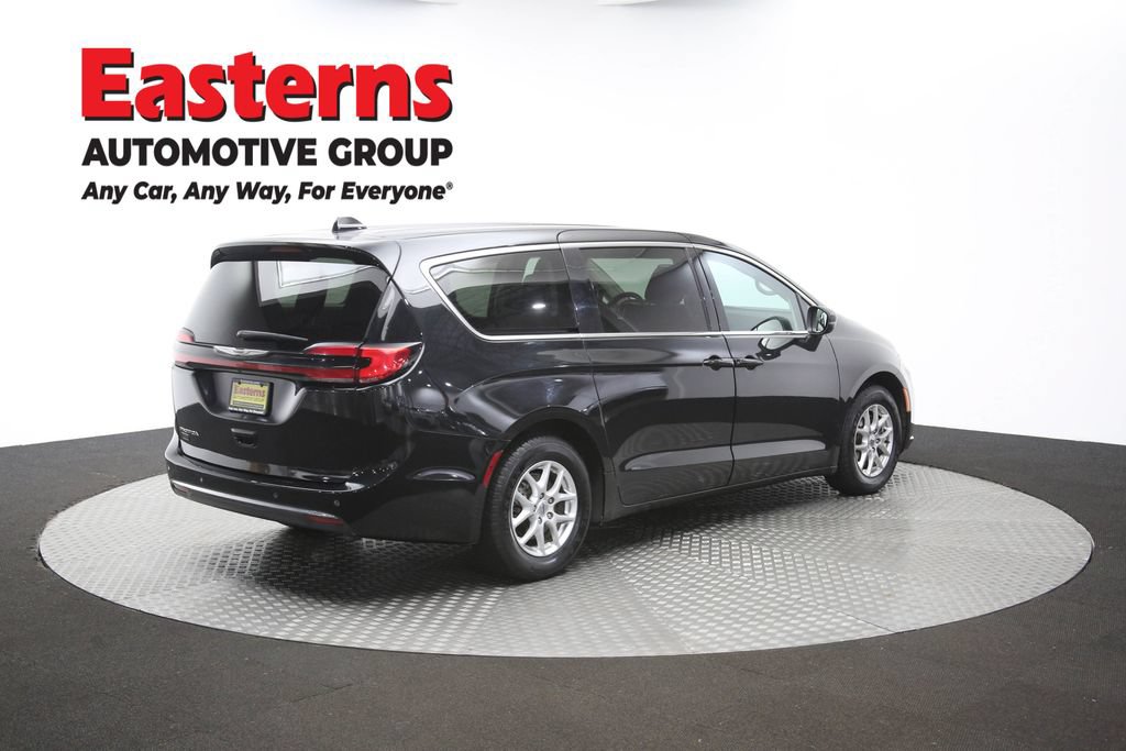 Used 2023 Chrysler Pacifica Touring-L FWD image 43