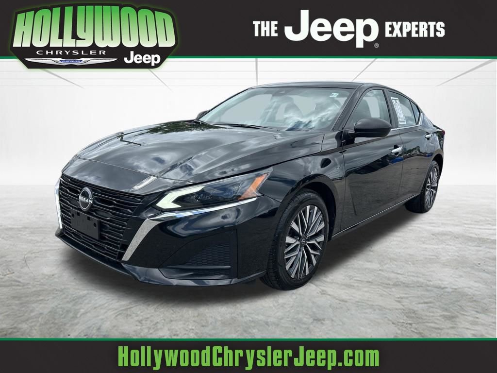 Used 2024 Nissan Altima 2.5 SV image 1