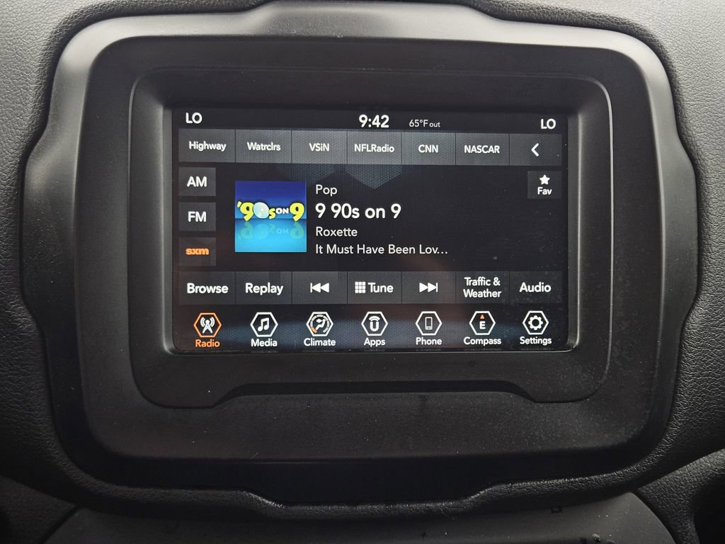Used 2018 Jeep Renegade Latitude FWD image 14