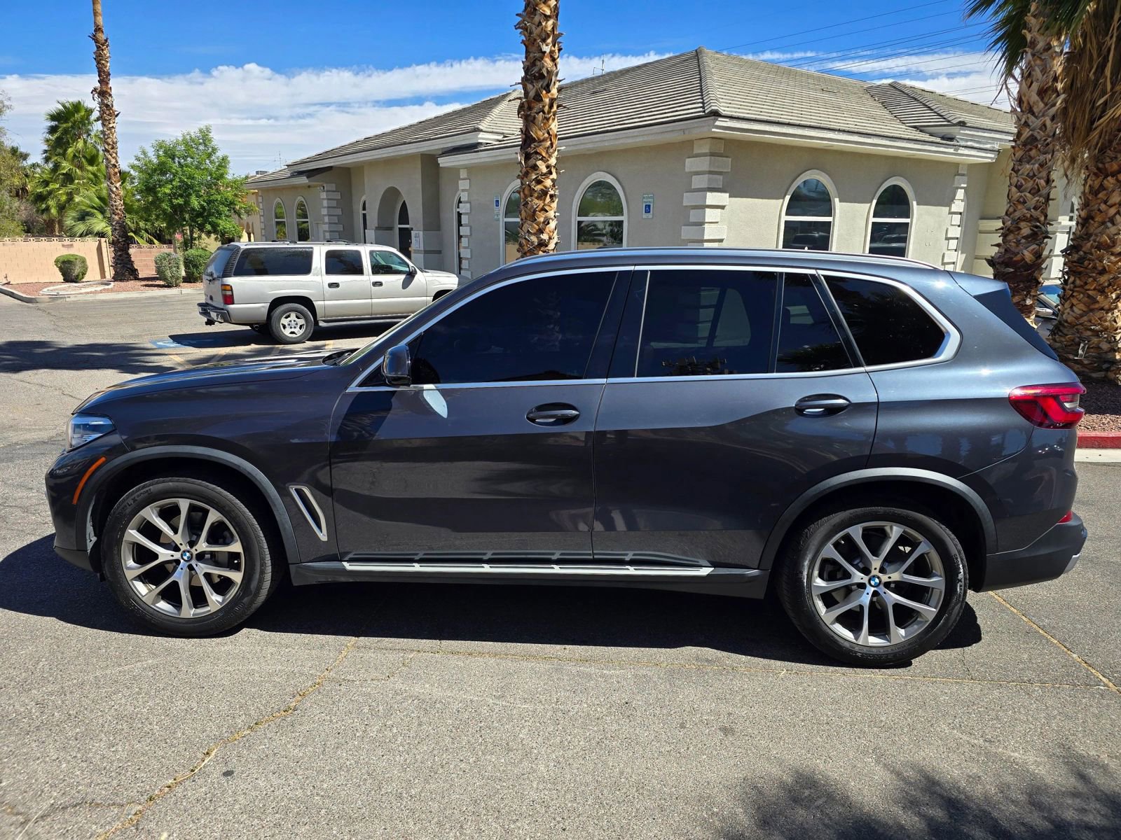 Used 2019 BMW X5 xDrive40i w/ Convenience Package AWD/4WD image 4