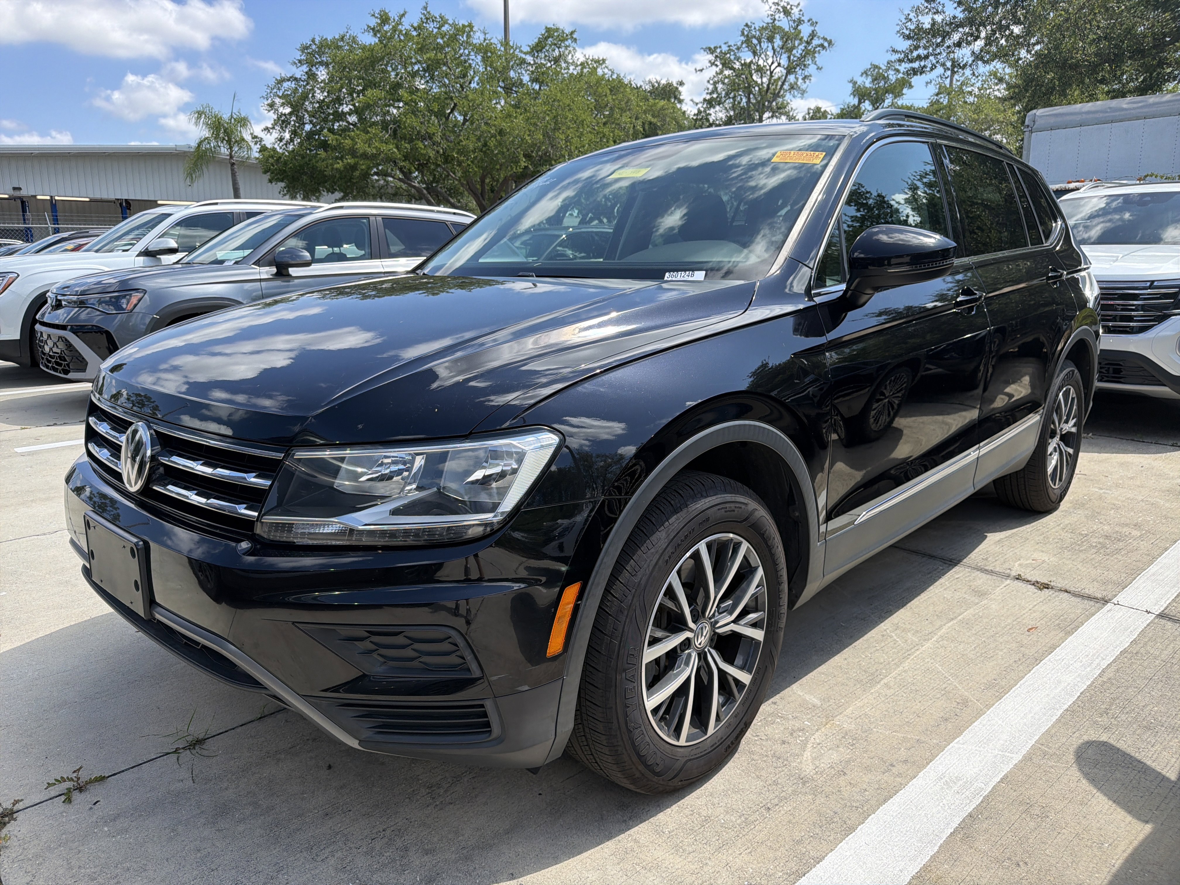 Used 2020 Volkswagen Tiguan SE w/ Panoramic Sunroof Package AWD/4WD image 3