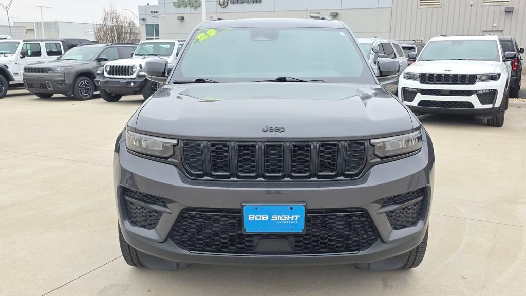 Used 2023 Jeep Grand Cherokee Altitude AWD/4WD image 8