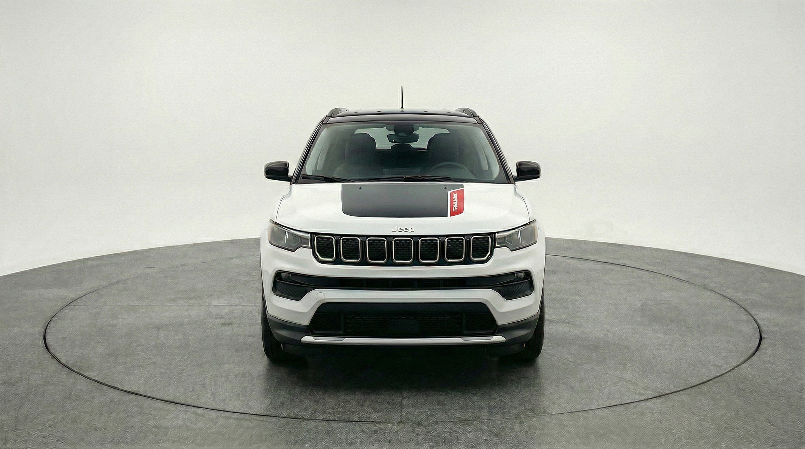 Used 2025 Jeep Compass Trailhawk image 2