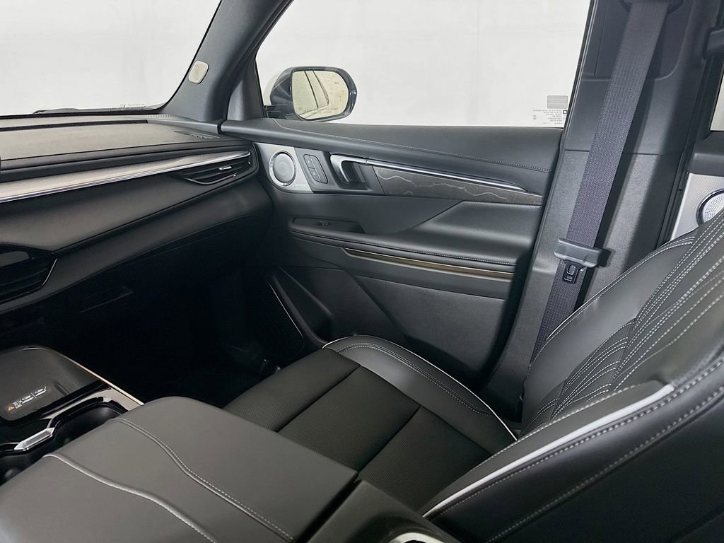 Used 2025 Buick Enclave Avenir w/ Super Cruise Package FWD image 28