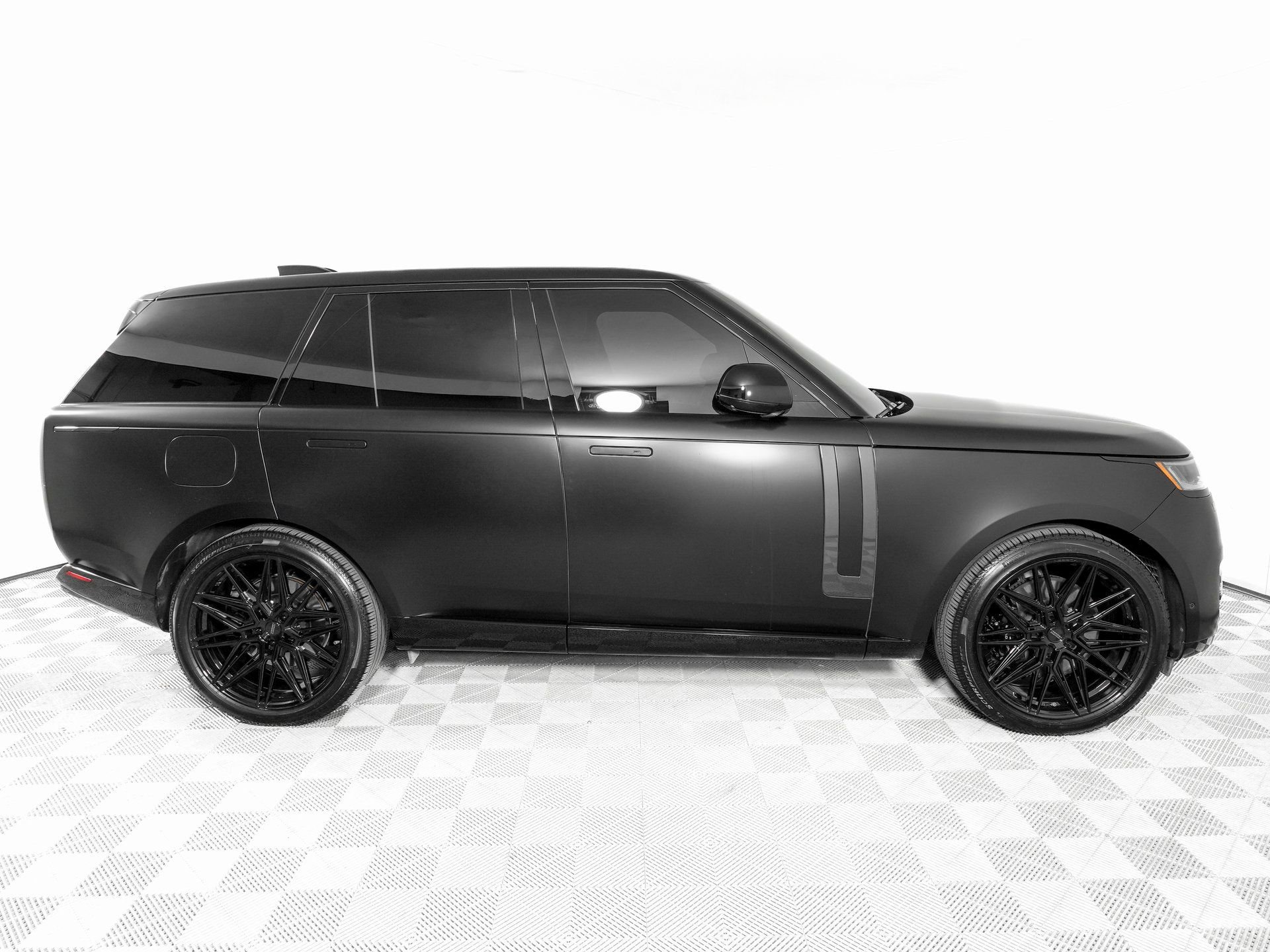 Used 2025 Land Rover Range Rover SE image 4