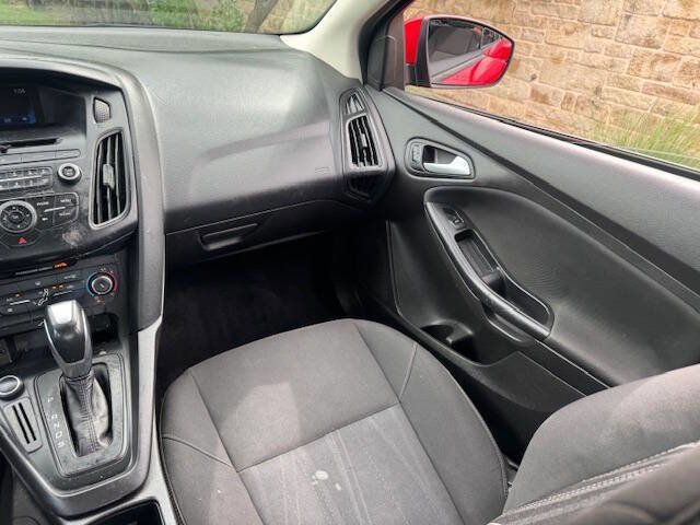 Used 2015 Ford Focus SE w/ SE Sport Package image 14