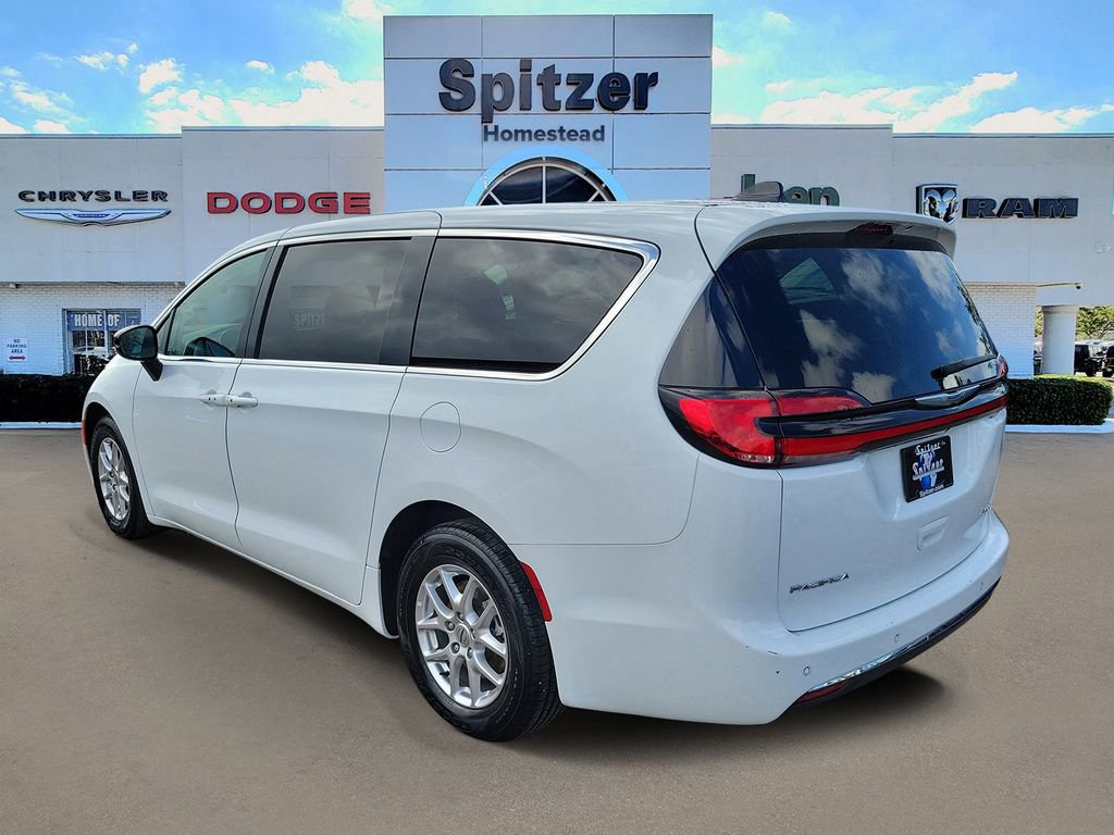 Used 2024 Chrysler Pacifica Touring-L FWD image 3