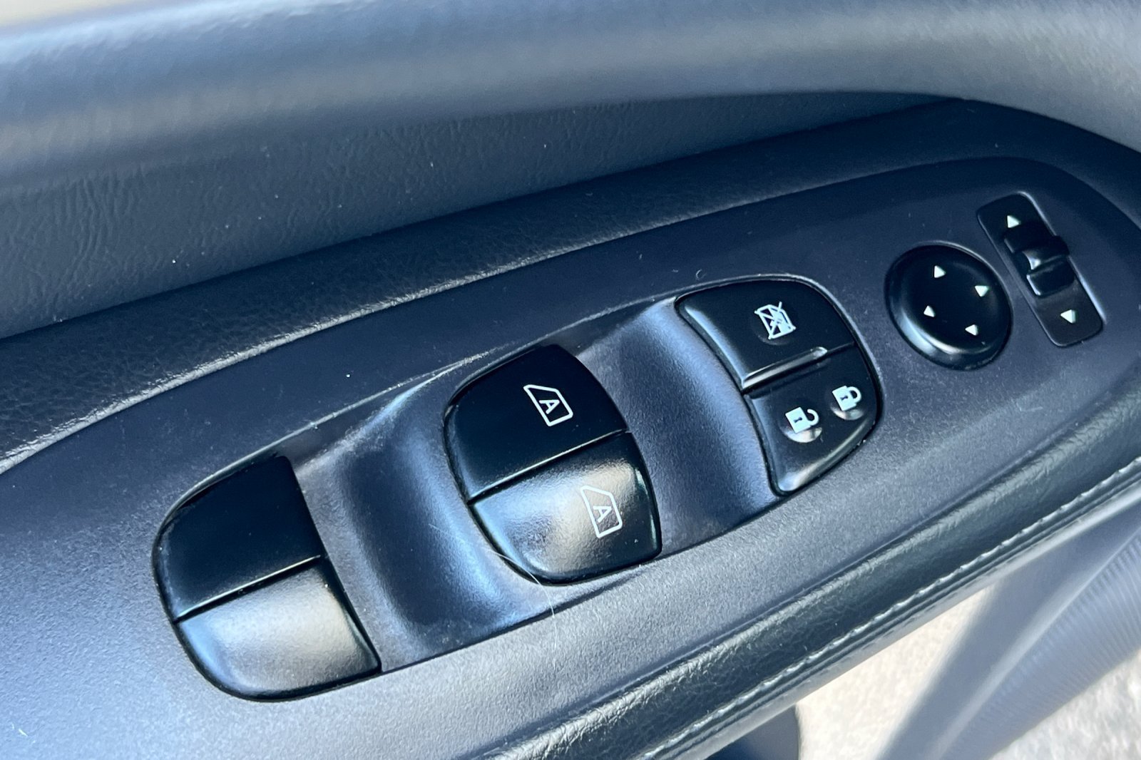 Used 2017 Nissan Pathfinder SL FWD image 12