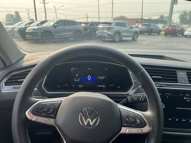 Used 2022 Volkswagen Tiguan SE AWD/4WD image 14