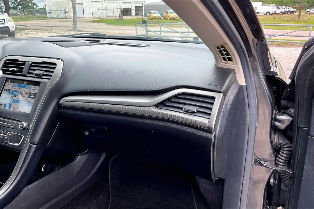 Used 2017 Ford Fusion SE w/ Fusion SE Technology Package FWD image 23