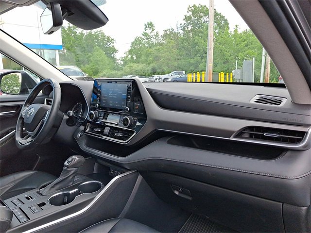 Used 2022 Toyota Highlander XLE image 28