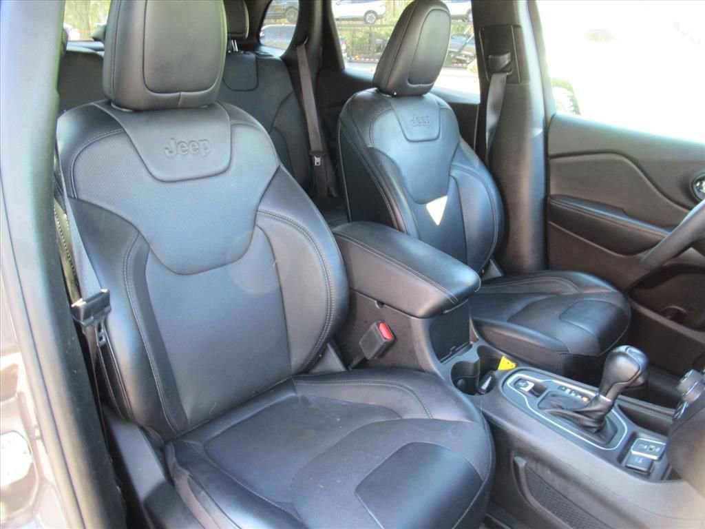Used 2022 Jeep Cherokee Latitude Lux w/ Mopar Interior Package image 8