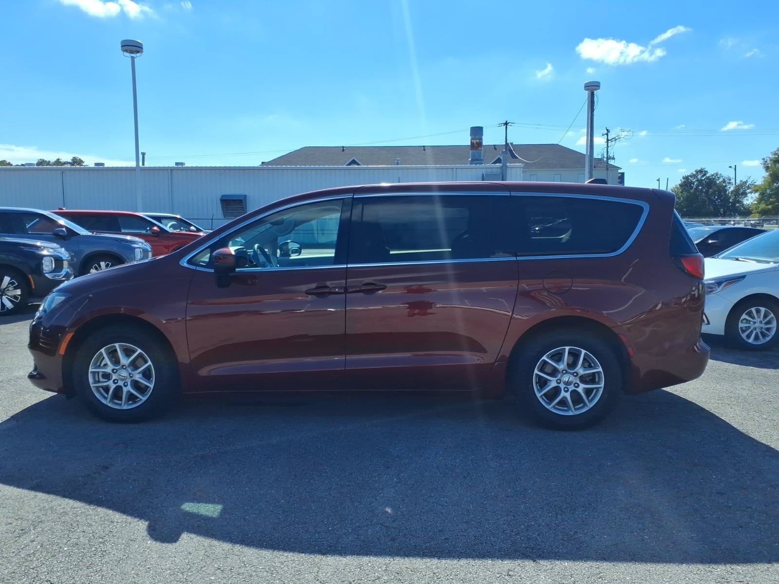 Used 2023 Chrysler Voyager LX FWD image 5