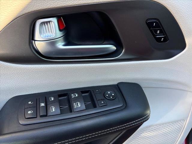 Used 2024 Chrysler Pacifica Touring-L image 21